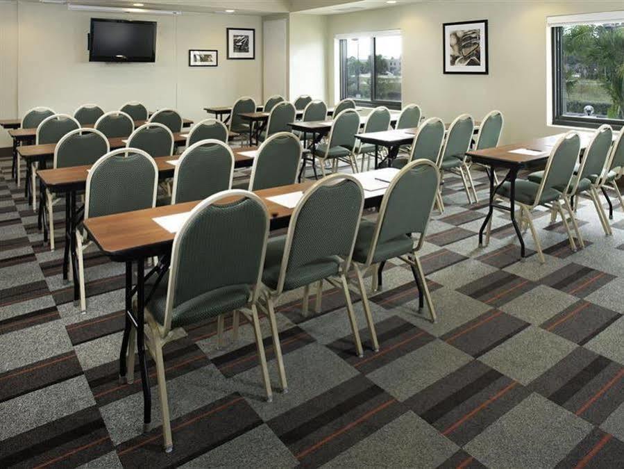 Four Points By Sheraton Fort Myers Airport Exterior photo